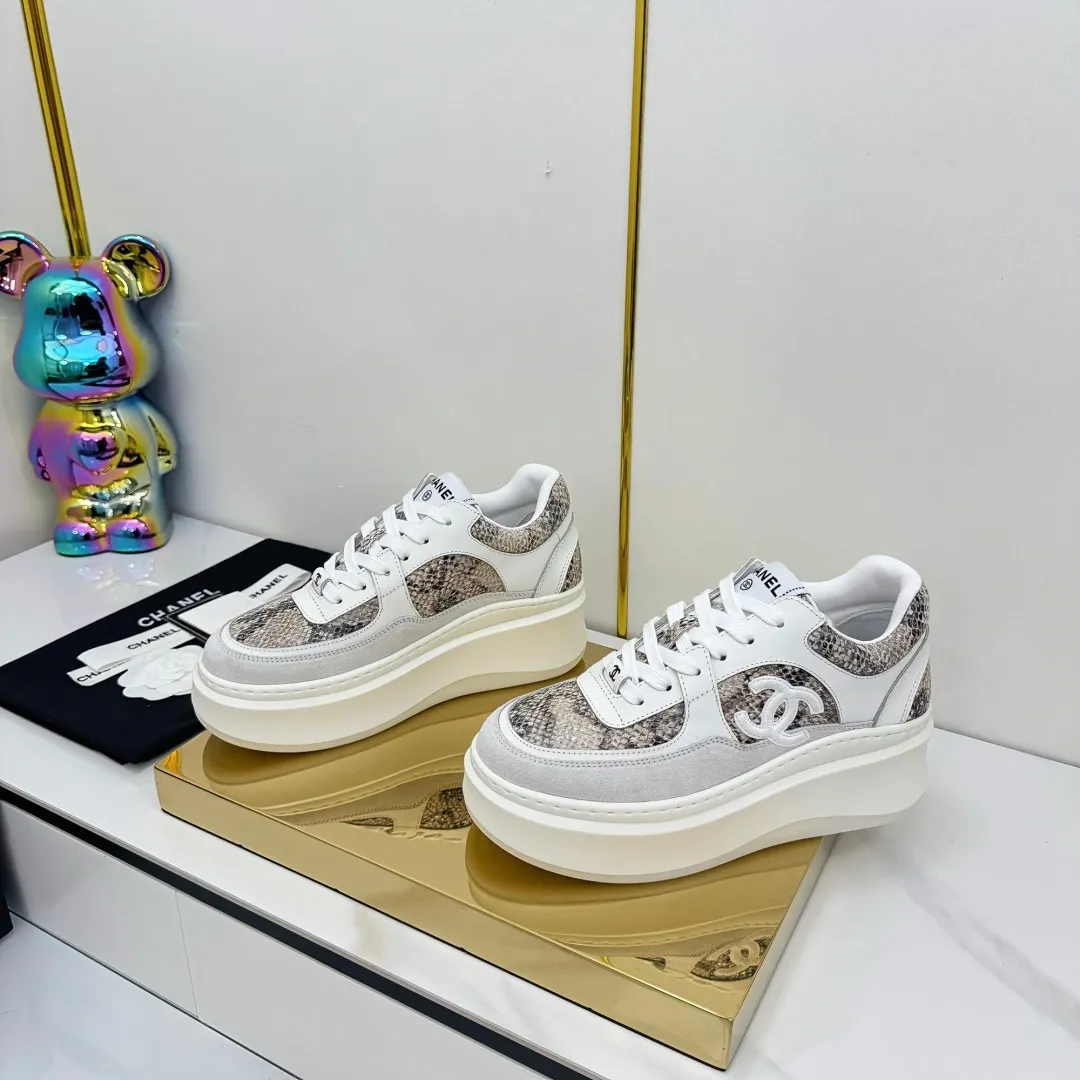 👟👟Ex-factory price 680👟👟 Upgraded version, upgraded version, upgraded version! No rebuttal accepted! ! ! ! Chanel Chanel panda shoes! 2025 counter's top casual sports shoes. This classic design; the upper is electro-embroidered with a variety of techniques; the outsole is fashionable and sporty; the unusual inclusion of a variety of color matching elements... The diversified mix and match is very good-looking and versatile, and can be used for leisure, fashion, sports, and outdoor... ꫛꫀꪝ Go➫ Materials: ❶Upper made of: original imported first-layer silk cowhide + original waterproof cloth + original first-layer cowhide ❷Inner lining: Original Yangli+Net ❸Outsole based on: Original TPU combination outsole Counter boutique packaging complete set for women 35–41 👉 👉 👉 👉 👉 👉 👉